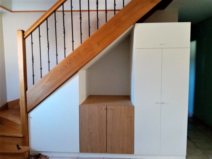 meuble sous escalier avec porte