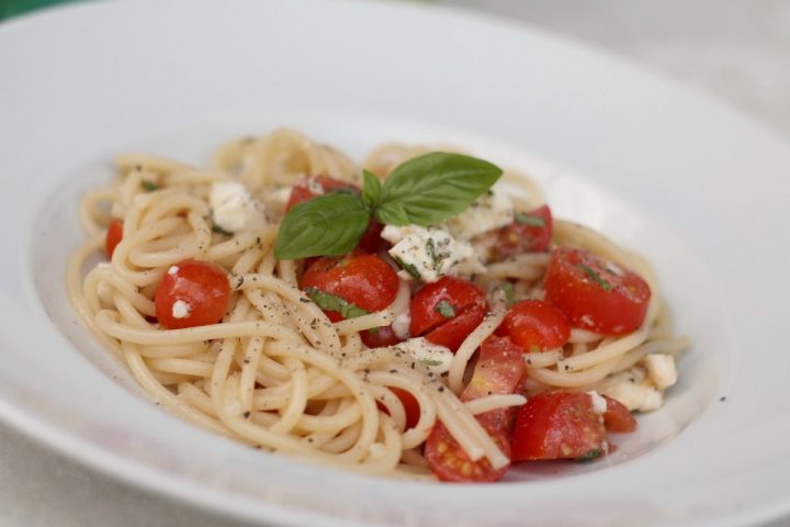 pasta mit tomate mozzarella