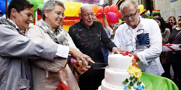 mehrstöckige torte schneiden