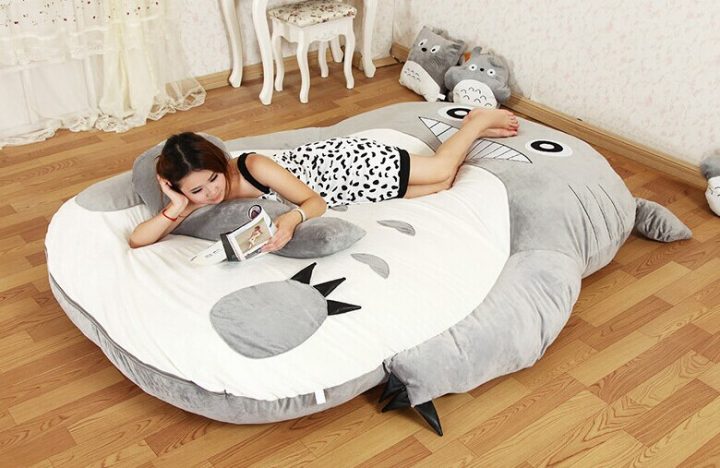 Achetez En Gros Géant Totoro Lit En Ligne À Des Grossistes encequiconcerne Coussin Totoro Geant