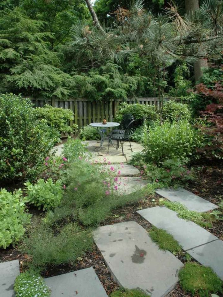 Allées De Jardin En Dalles De Béton | Beaux Jardins, Allée encequiconcerne Idée Allée De Jardin