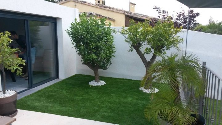 Aménager Son Jardin Avec Gazon Synthétique, Marseille intérieur Jardin Devant Maison Terrasse