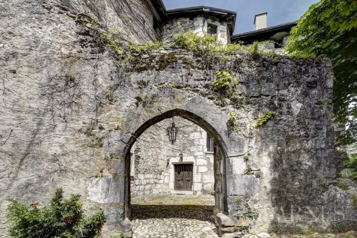 Château Du Xiième Siècle Aux Portes D'Annecy – Ventes pour Les Jardins Du Château Annecy