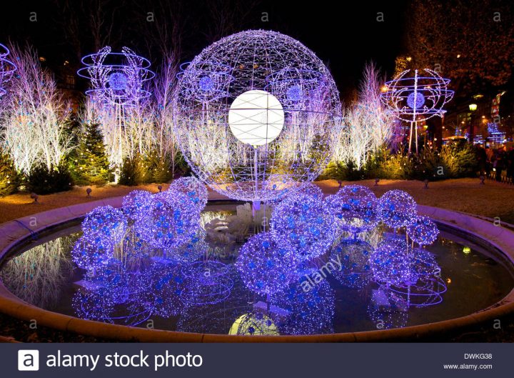 Christmas Decorations, Avenue Des Champs-Elysees, Paris avec Deco In Paris