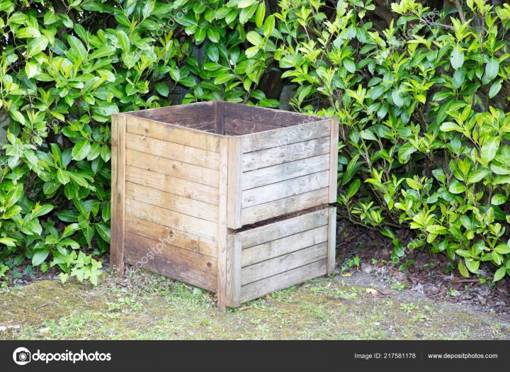 Composteur Bois Dans Maison Jardin — Photographie tout Composteur De Jardin