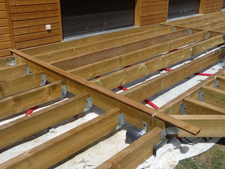 Construction D'Une Terrasse En Bois: Pose Des Lames De Bois destiné Lame De Terrasse Bois Exotique Destockage