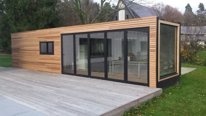 Container Transformé En Pool House – Bardage En Cèdre dedans Pool House Moderne En Kit