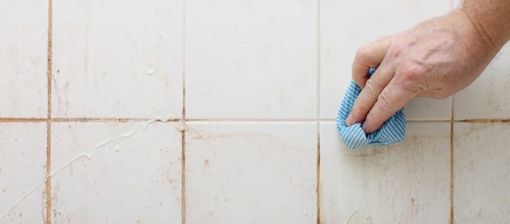 Enlevez La Moisissure De Votre Salle De Bains Avec 5 dedans Blanchir Joint Salle De Bain