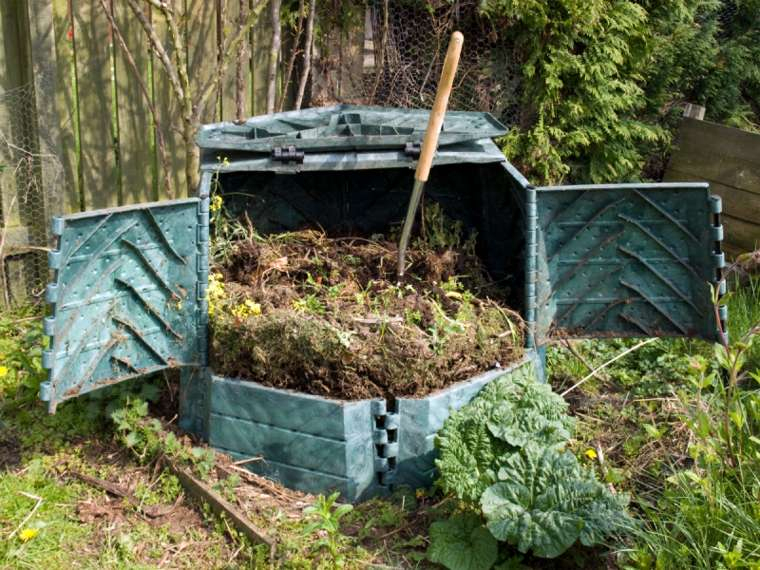 Fabriquer Un Composteur, C'Est Simple Et Écologique serapportantà Composteur De Jardin