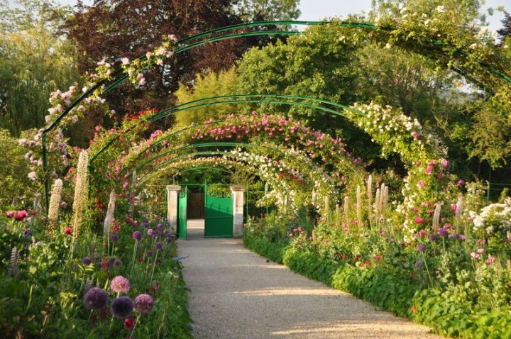 Grande Allée Du Jardin De Monet, Les Arceaux Aux Roses serapportantà Arceau De Jardin