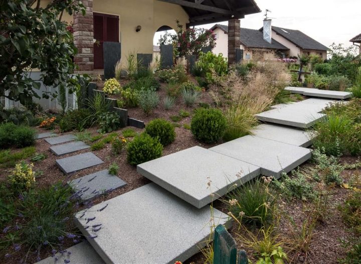 Jardin Avec Chemin En Dalles Minérales | Amenagement intérieur Pierre Déco Jardin Castorama