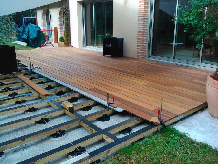 La Construction D'Une Terrasse Bois Posée Sur Des serapportantà Plot Pour Terrasse Bois Castorama