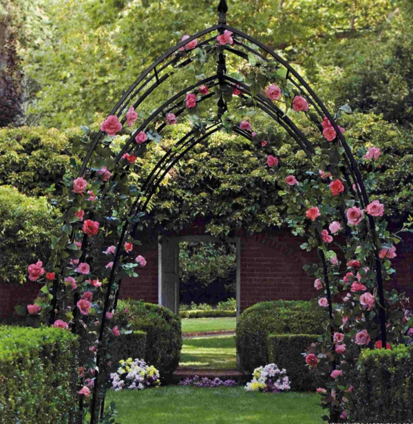 La Pergola En Fer Forgé Est Une Décoration Fonctionnelle dedans Arche De Jardin En Fer Forgé