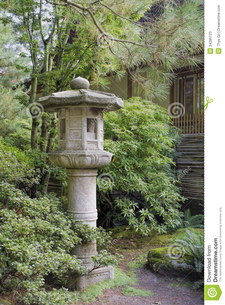 Lanterne En Pierre Japonaise Dans Le Paysage De Jardin encequiconcerne Lanterne Japonaise Jardin
