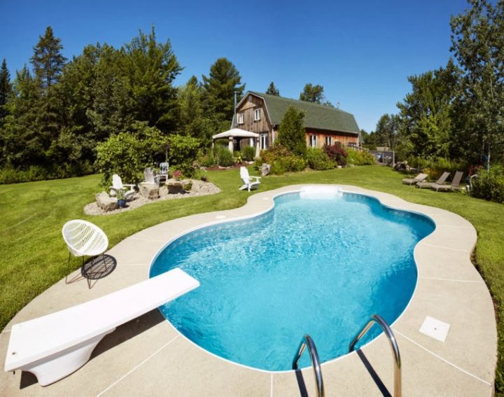 Maison De Campagne À St-Colomban A Vendre ( Bordé Par L à Prix Piscine Creusee Montreal