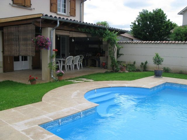 Margelle De Piscine Droite Pour Escalier Roman, Dallage En serapportantà Margelle Piscine Avec Retombée