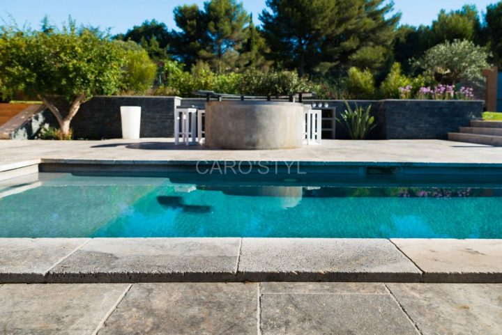 Margelle En Travertin Gris Pour Une Piscine Tendance tout Terrasse Piscine Travertin