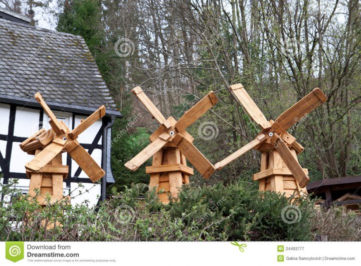 Moulin En Bois Décoratif Photographie Stock Libre De concernant Moulin À Vent De Jardin