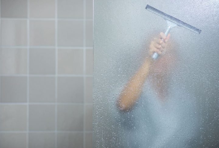 Nettoyer Une Douche Italienne Comme Un Pro : Comment Faire ? intérieur Blanchir Joint Salle De Bain