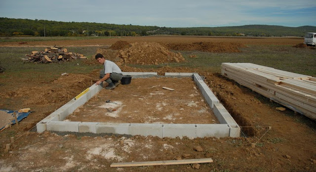 Notre Maison En Provence: Construction D'Un Abri De Jardin avec Fondation Cabanon