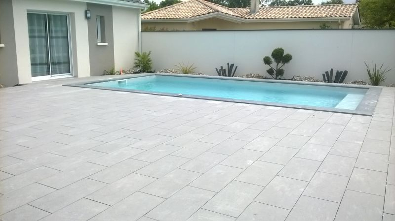 Piscine 7X3 50 Avec Une Terrasse  En Carrelage Gris 