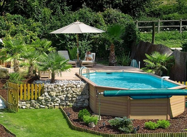 Piscine Hors Sol Avec Des Palmiers Et Petit Jardin encequiconcerne Piscine Bois Florida