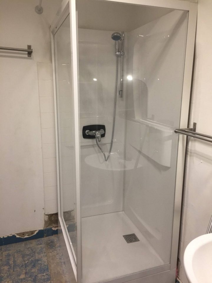 Pose D'une Cabine De Douche Kinedo À Lamanon Dans Les avec Pose Cabine De Douche