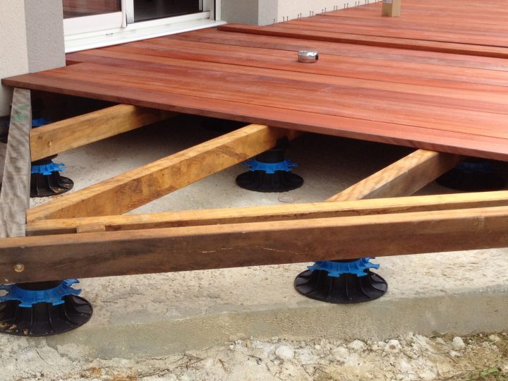 Pose Et Calage De Terrasse Sur Chape Béton Essence De Bois pour Castorama Plots Beton Terrasse