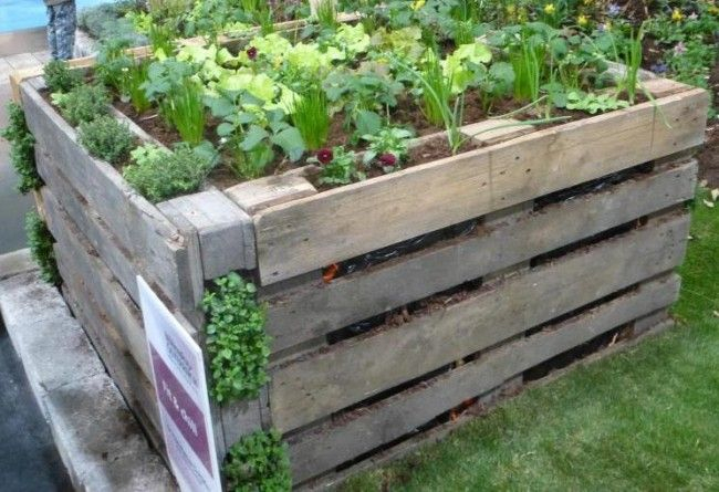 Potager Sureleve Avec Palette En Bois De Recuperation concernant Créer Des Bacs De Jardin Avec Des Palettes