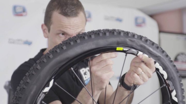 Probikeshop | Tuto : Comment Monter Un Pneu Tubeless Vtt ? à Changer Chambre À Air Vtt