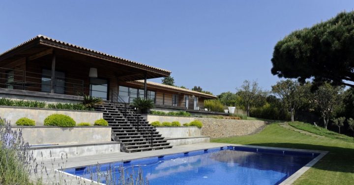 Reportage Photos – Piscines De Luxe Et D'Exception dedans Amenagement Piscine Exterieur Terrain En Pente