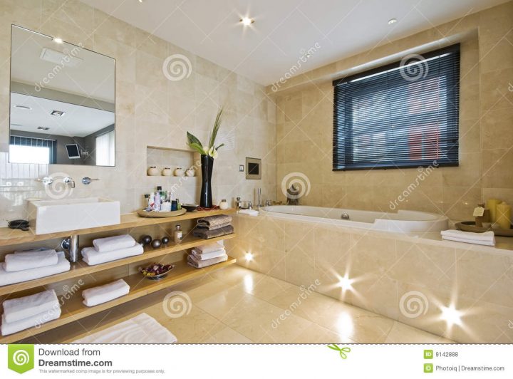 Salle De Bains De Luxe Avec Du Marbre Brun Clair Photo tout Luxe Salle De Bain