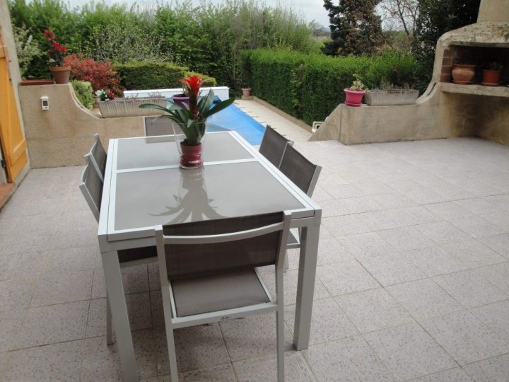 Table Avec Chaise De Jardin – Jardin Piscine Et Cabane intérieur Table De Jardin Avec Chaise Pas Cher