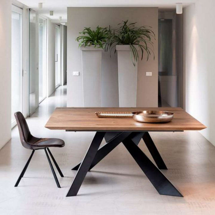 Table Design Carrée En Bois Massif Avec Pieds En Métal intérieur Table Carrée Avec Rallonge