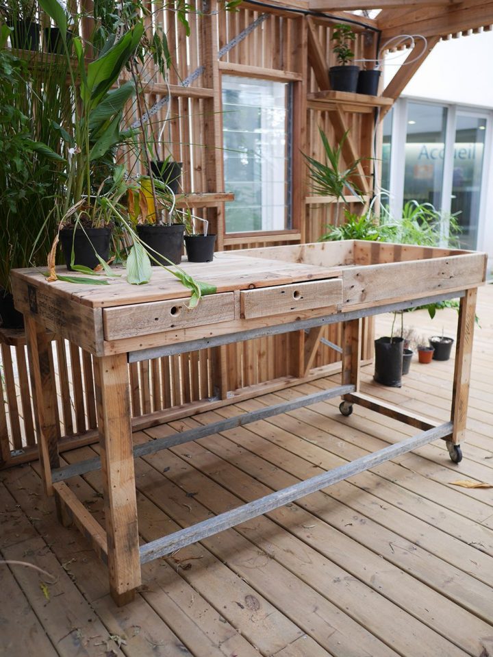 Table Haute En Bois De Palette Avec Bac De Rempotage Et destiné Créer Des Bacs De Jardin Avec Des Palettes