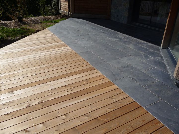 Terrasse En Pierres Naturelles (Ardoise) Et Bois (Mélèze à Terrasse Mixte Bois Et Carrelage