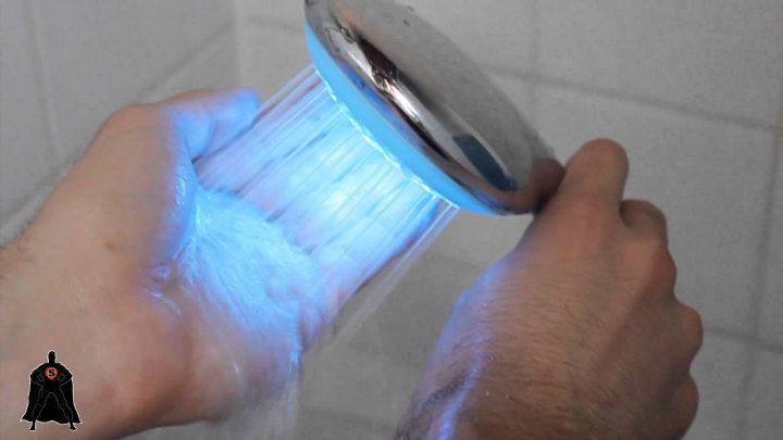 Un Pommeau De Douche Lumineux ! dedans Pomme De Douche Lumineuse