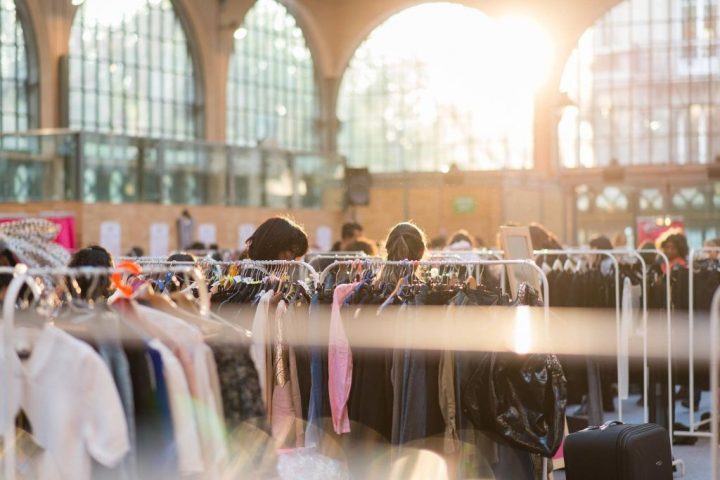 Vide Dressing Géant Violette Sauvage De L'Automne, Paris dedans Vendre Ses Meubles Usagés