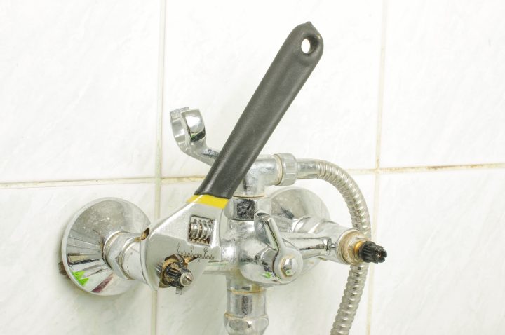 Votre Douche Est Bouchée, Quelles Solutions ? – Izi By Edf pour Douche Bouchée Que Faire