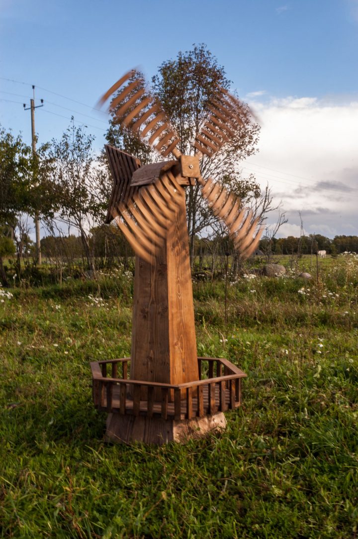 Wooden Garden Windmill | Déco Jardin, Table De Pique Nique destiné Moulin À Vent De Jardin