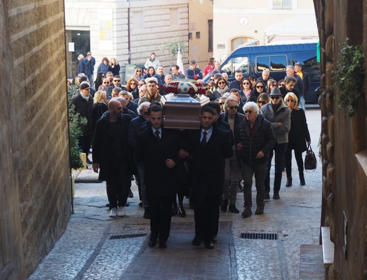 Addio A Ray Lovelock: A Trevi L’ultimo Abbraccio All tout Loveloc