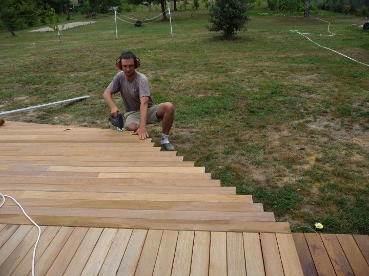 Construction D'Une Terrasse En Bois: Pose Des Lames De Bois destiné Lame De Terrasse