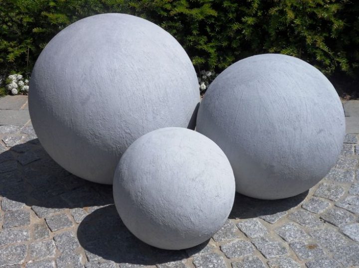 Decoration Jardin Boule Pierre En 2020 | Decoration Jardin avec Boule Granit Extérieur