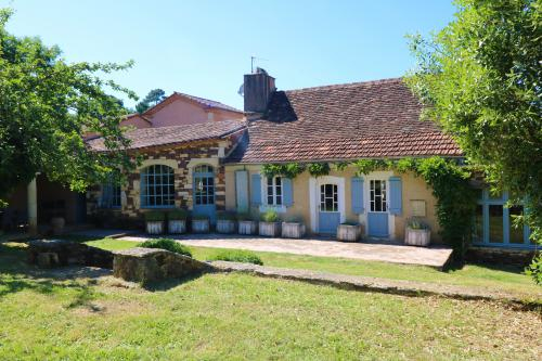 Location Périgord Mazeyrolles Pour 12 Personnes – Location destiné Reveries En Perigord