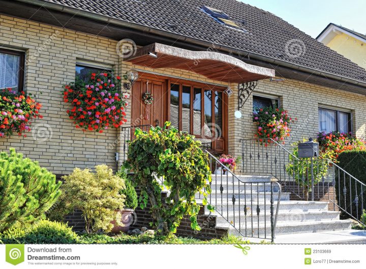 Maison Allemande Traditionnelle Avec Le Petit Jardin Image encequiconcerne Le Petit Jardin