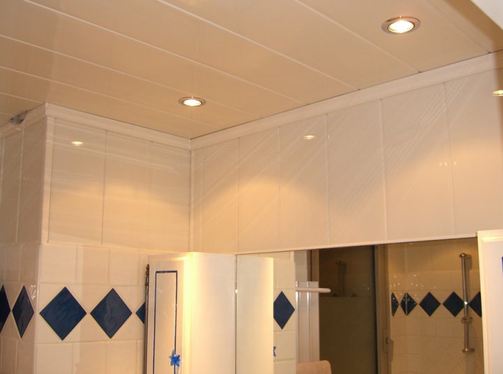 Plafond En Lambris De Pvc : Prix Moyen Et Technique De Pose destiné Lambris Pvc Salle De Bain Bricoman