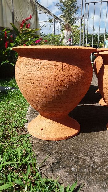 Poterie De Jardin Grande Taille. Grande Poterie De Jardin concernant Jarre Terre Cuite Grande Taille