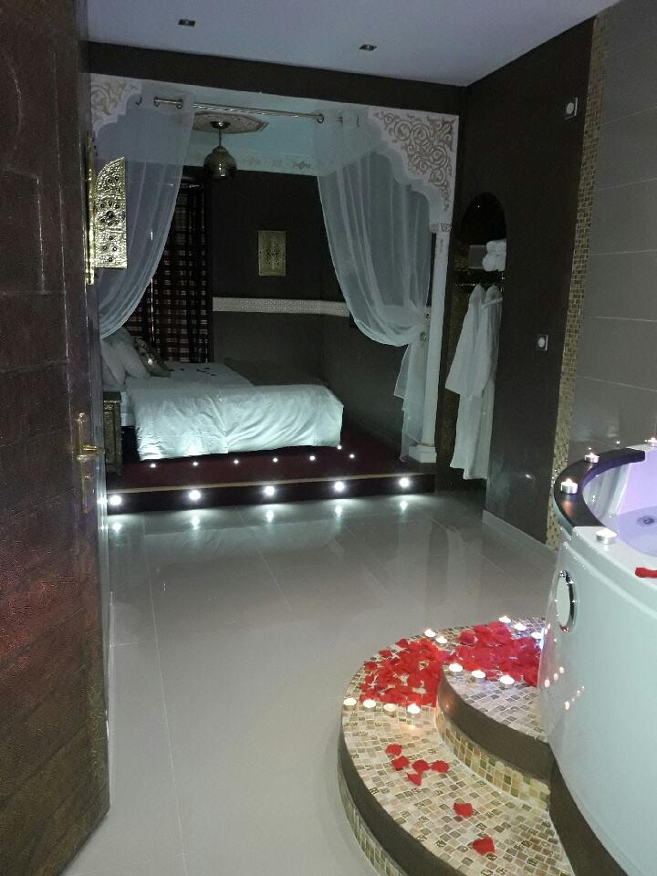 Suite Luxueux Et Romantique, Jacuzzi Et Sauna Privatif pour Appartement Jacuzzi Lyon