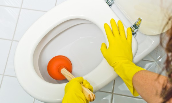 3 Solutions Faciles Pour Déboucher Votre Toilette | Trucs destiné Déboucher Des Toilettes