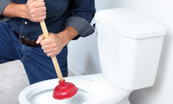 4 Astuces Pour Régler Les Problèmes De Toilette Courants destiné Déboucher Toilette